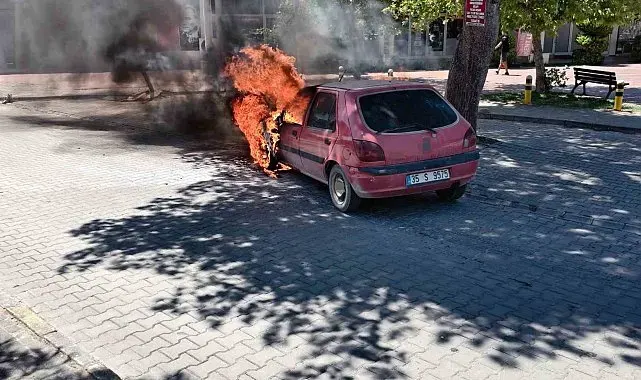 Burhaniye'de araç yangınını itfaiye söndürdü