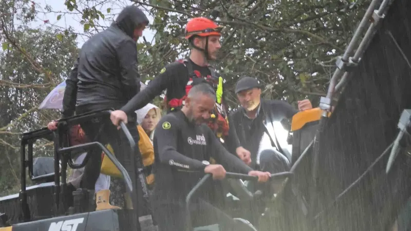 Sakarya'da Şiddetli Yağış Nedeniyle Taşan Dere 48 Kişiyi Mahsur Bıraktı