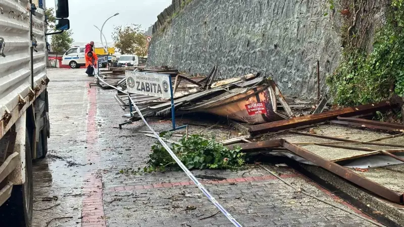 Düzce Akçakoca'da Şiddetli Rüzgar Reklam Tabelalarını Devirdi