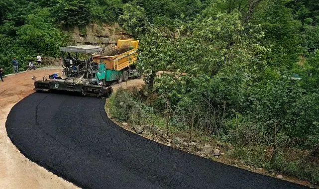 Ordu'nun kırsalında sıcak asfalt çalışmaları