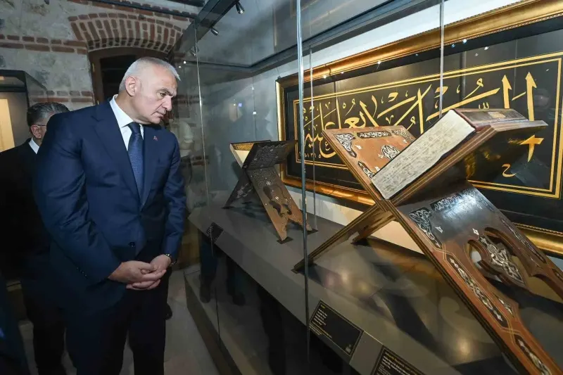Ünlü Hattat Mehmet Özçay El Yazması Mushaf-ı Şerif'i Milletine Armağan Etti