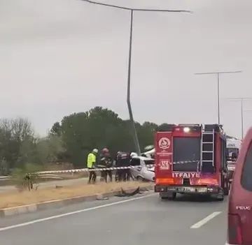 Denizli'de Elektrik Direğine Çarpan Otomobil İkiye Bölündü: 1 Ölü