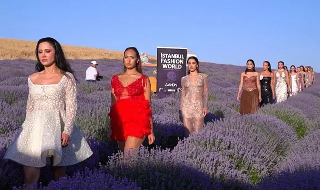 Mor tarlalarda podyum kuruldu, lavantalar arasında renkli defile