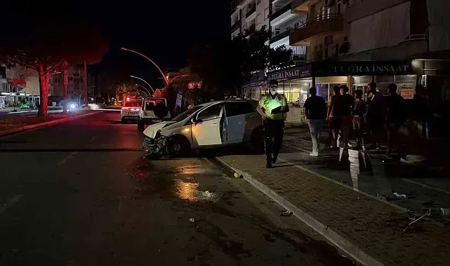 Kontrolden çıkan otomobil ortalığı savaş alanına çevirdi