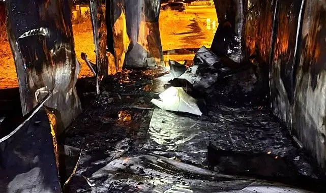 Kırıkhan'da alevlere teslim olan konteyner kullanılamaz hale geldi