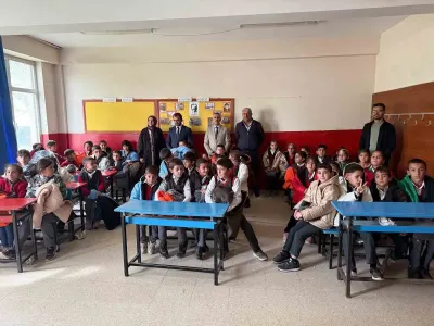 Ağrı Patnos’ta Yüz Öğrenciye Kışlık Mont Ve Bot Yardımı Yapıldı