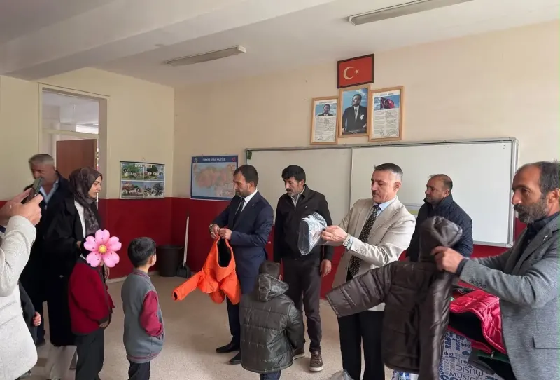 Ağrı'da Öğrencilere Kışlık Mont ve Bot Desteği Sağlandı