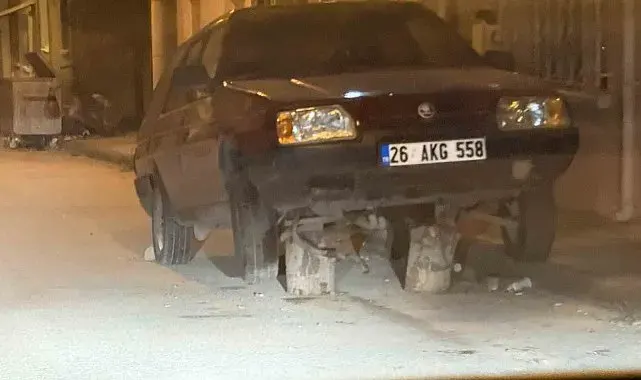 Sokak ortasonda kütükler üzerine bırakılan araç dikkat çekti