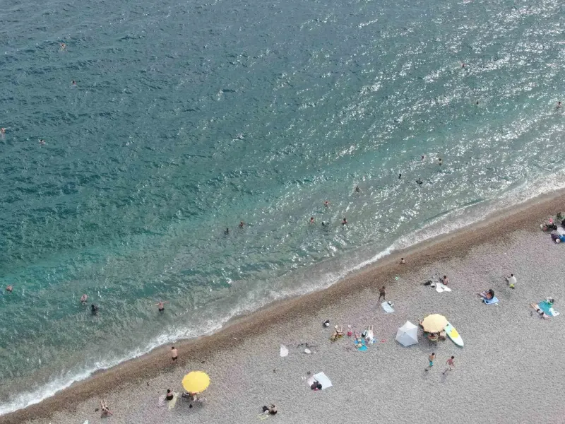 Antalya'da Şiddetli Yağışın Ardından Sahillerde Güneş Keyfi