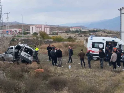 Sivas'ta Hafif Ticari Araç Şarampole Devrildi: 3'ü Ağır 5 Yaralı