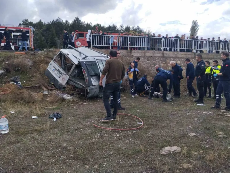 Sivas Suşehri'nde Hafif Ticari Araç Şarampole Devrildi: 1 Ölü, 4 Yaralı
