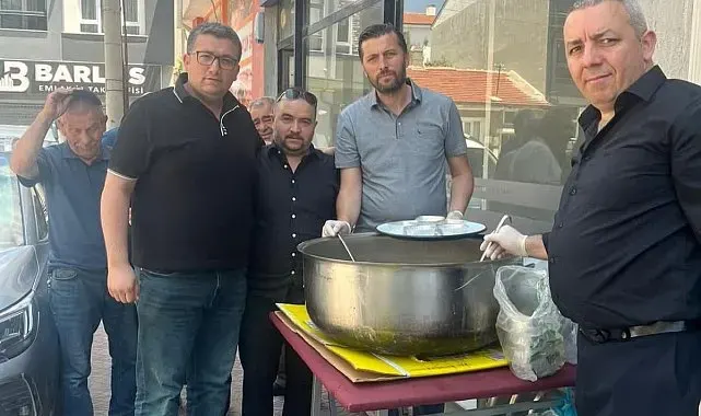 Eskişehir'de yaşayan Aşağı Piribeyli köylüleri vatandaşlara aşure ikramında bulundu