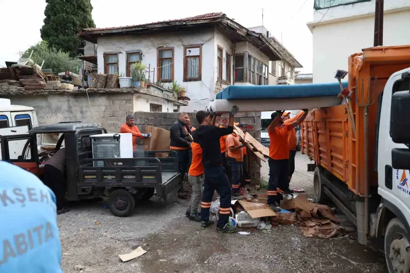 Antalya Balbey Mahallesinde Hurda ve Atık Operasyonu