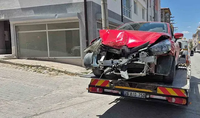 Alkollü ve ehliyetsiz sürücünün kullandığı otomobil, park halindeki araçlara çarptı