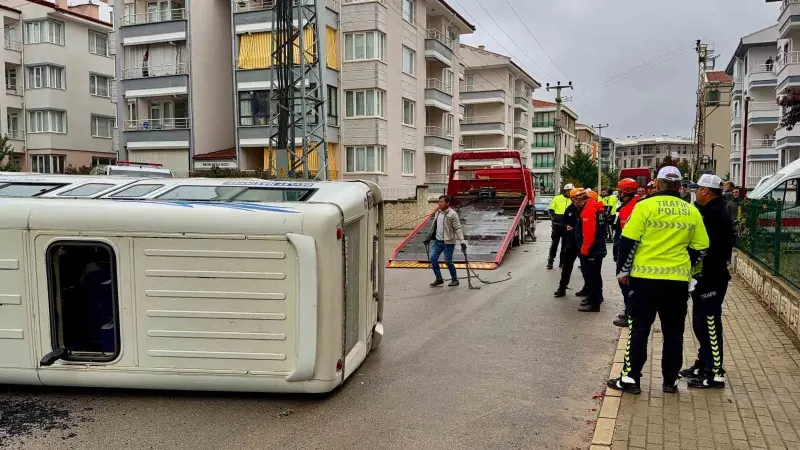 Afyonkarahisar'da İki Minibüs Çarpıştı: Çoğunluğu Çocuk 16 Kişi Yaralandı