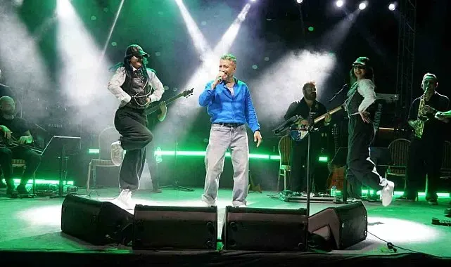 Resul Dindar hem sahneden indi hem de sürpriz düetler yaptı