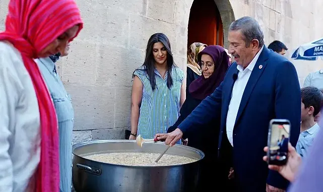 Darende'de Tarihi Yusuf Paşa Bedesteni'nde aşure bereketi
