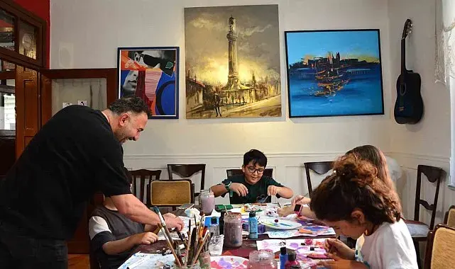 Babasının berber dükkanında başladı, şimdi tüm ailesiyle sanat üretiyor