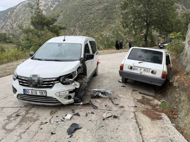 Osmaniye'de Hafif Ticari Araç İle Otomobil Çarpıştı: 3 Yaralı