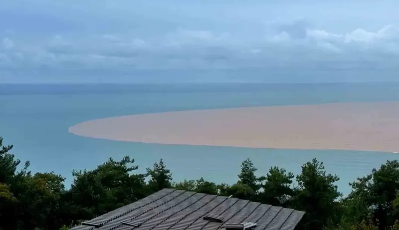 Bartın'da Şiddetli Yağış Sonrası Deniz Kahverengiye Büründü