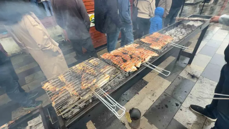 Artvin Hopa'da Dünya Gıda Günü'nde Vatandaşlara Balık Ekmek İkram Edildi