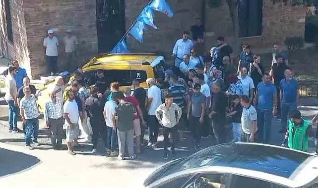 Genç avukat taksinin altında kaldı, çok sayıda kişi çıkarmak için seferber oldu