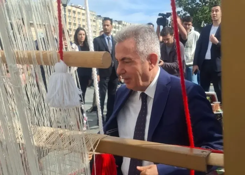 İzmir'de Cumhuriyet Coşkusu Başladı: İlk İlmek Vali Elban'dan