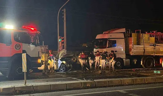 İzmir'de kırmızı ışıkta bekleyen araçlara tır çarptı: 1'i ağır 5 yaralı