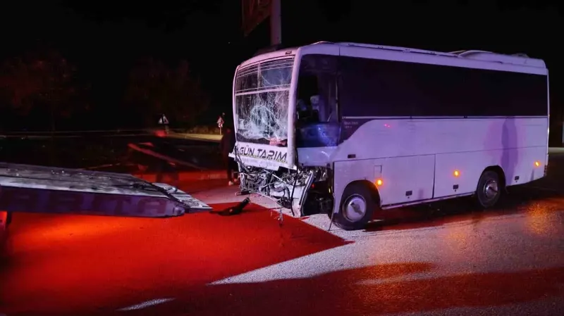 Isparta'da Tarım İşçilerini Taşıyan Midibüs Tırla Çarpıştı: 17 Yaralı