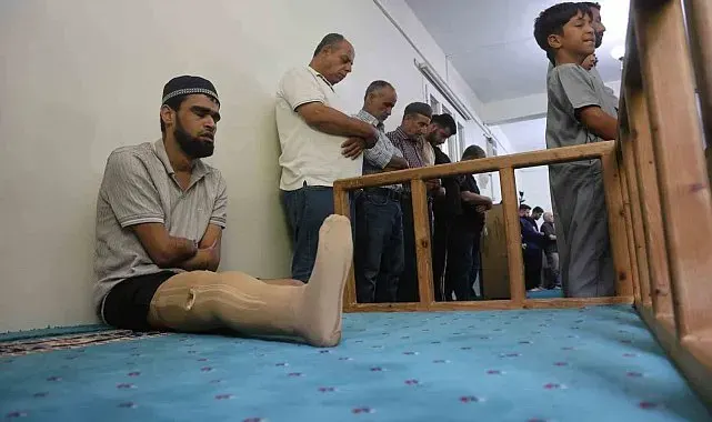 Babasına uzattığı demirin elektrik tellerine değmesiyle akıma kapılarak kollarını ve bacağını kaybeden Ahmet ibadet ederek yaşama tutundu