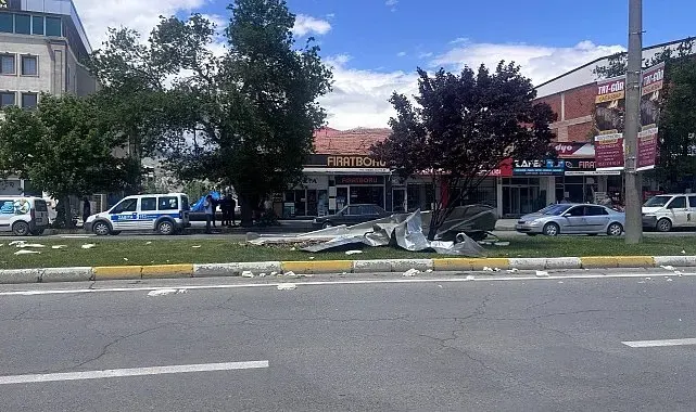 Erzincan'da şiddetli rüzgardan ağaçlar devrildi, çatılar uçtu