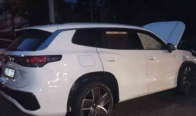Kadıköy'de iki otomobil çarpıştı: 2 yaralı
