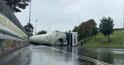 Bakırköy'de Devrilen LNG Tankeri Trafiği Durdurdu