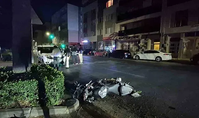 Kasisten çapraz geçmek isteyen otomobile motosiklet çarptı: 2 yaralı