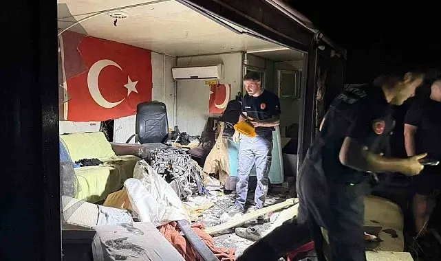 Direğe çarpan otomobilin motoru fırlayıp işçilerin kaldığı barakaya uçtu: 1 ağır yaralı