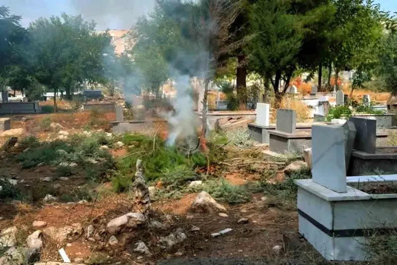 Köklüce Mahallesi Sakinlerinden İmece Usulü Mezarlık Temizliği