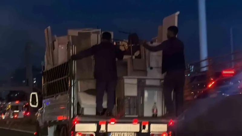 Diyarbakır'da Kamyonetin Arkasında Tehlikeli Yolculuk Kameraya Yansıdı