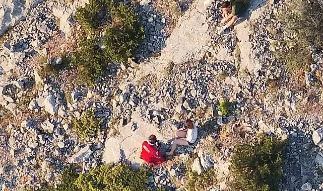 Spil Dağı'nda mahsur kalan 2 kişi 20 dakikada kurtarıldı