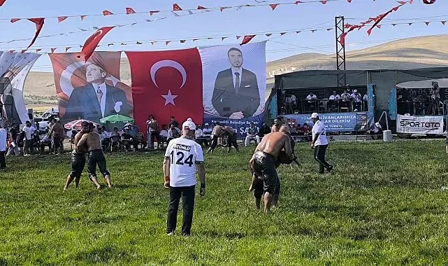Afyonkarahisar'da ata sporu coşkusu: Pehlivanlar er meydanına çıktı