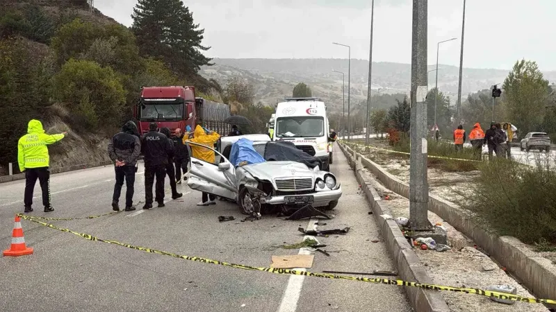 Burdur'da Bariyerlere Çarpan Otomobil Takla Attı: Bir Ölü, Dört Yaralı