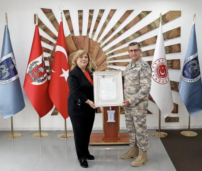 Kızılay Heyetinden Tuğgeneral Mustafa Baş’a Madalya Takdimi