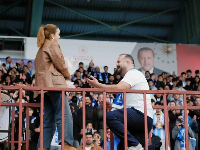 Erzurumspor Maçında Unutulmaz An: Tribünde Sürpriz Evlilik Teklifi
