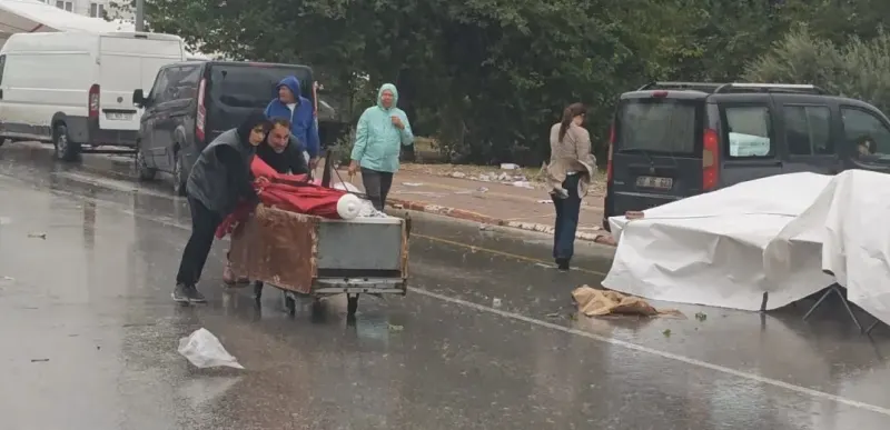 Antalya'da Şiddetli Rüzgar Semt Pazarını Yerle Bir Etti