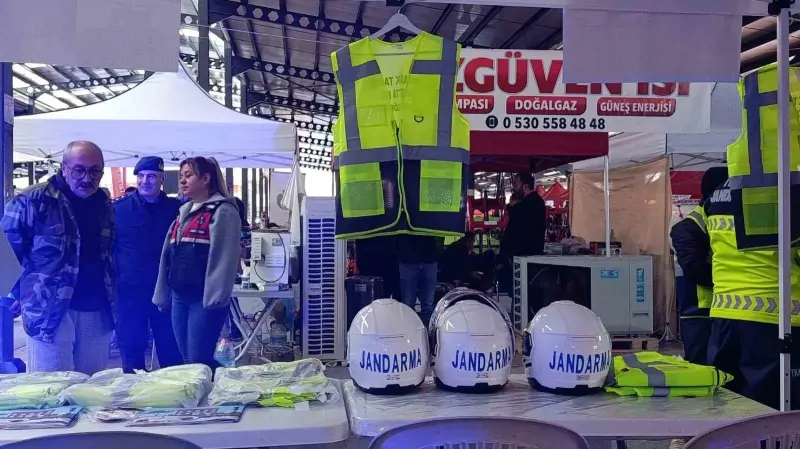 Denizli Çivril'de Jandarma Ekiplerinden Trafik Güvenliği İçin Reflektörlü Yelek Hediyesi