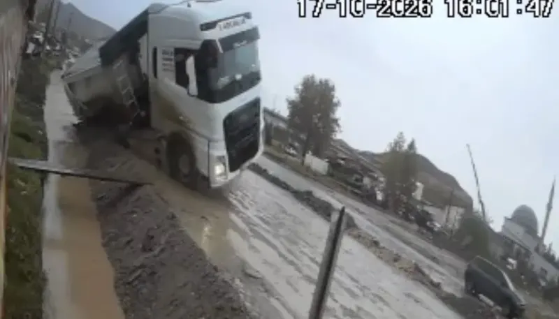 Çorum'da Yol Vermeye Çalışan Taş Yüklü Tır Kanala Devrildi