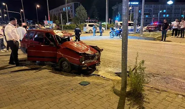 Kırmızı ışıkta dehşet: Genç motosikletli 36,5 metre sürüklendi