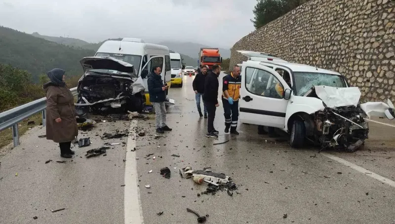 Bursa'da Minibüs İle Otomobil Çarpıştı: 1 Ölü, 10 Yaralı