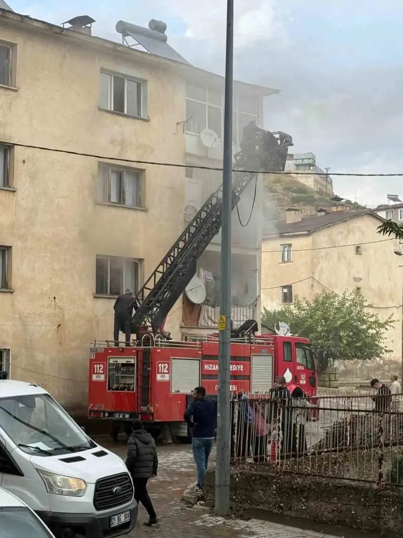 Bitlis Hizan'da Ev Yangını Paniği: Ekipler Zamanında Müdahale Etti