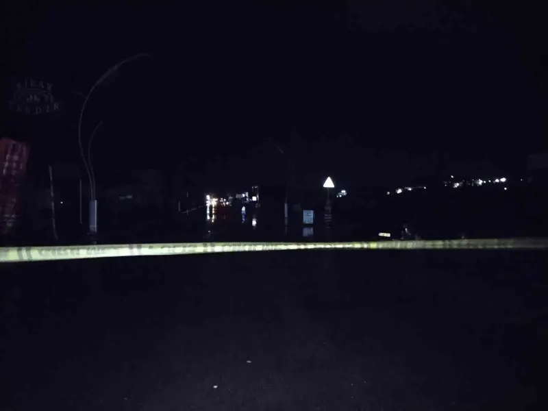 Şile Ahmetli Mahallesi'nde Dere Taştı, Üsküdar Caddesi Ulaşıma Kapandı