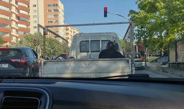 Eskişehir'de kamyonet kasasında tehlikeli yolculuk